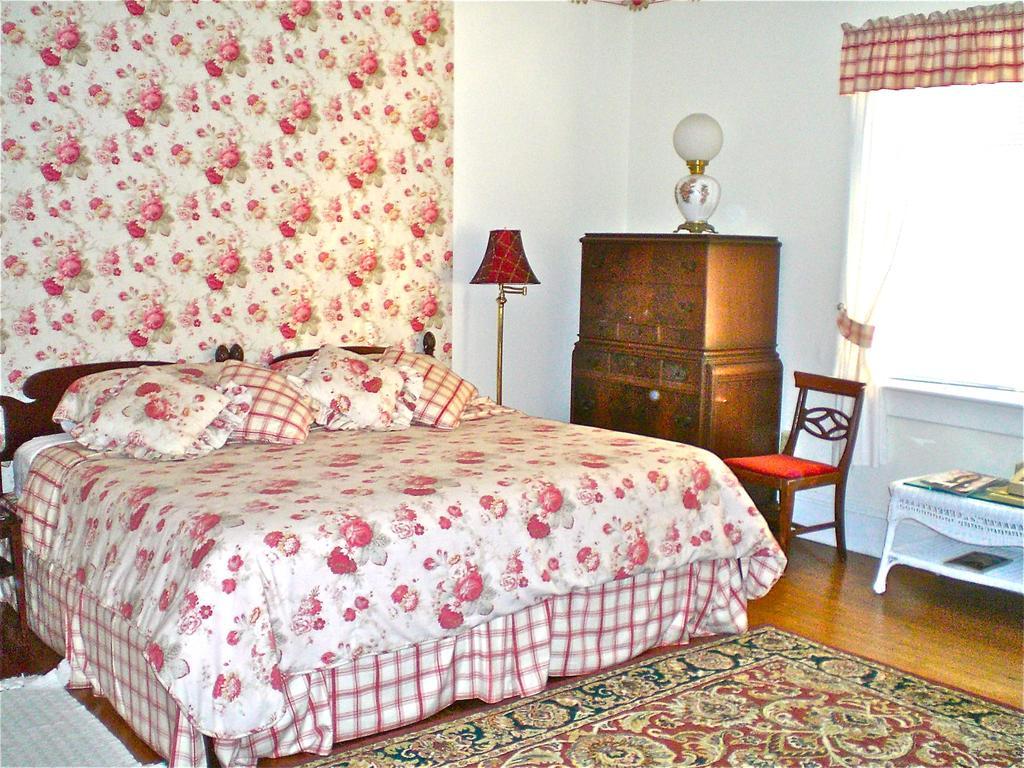 Whistler'S Inn Lenox Room photo