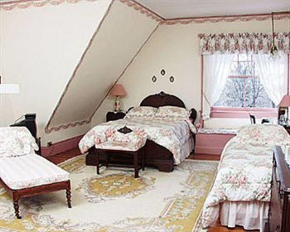 Whistler'S Inn Lenox Room photo