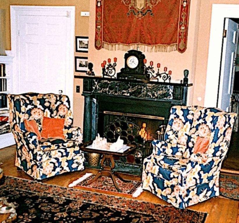 Whistler'S Inn Lenox Exterior photo